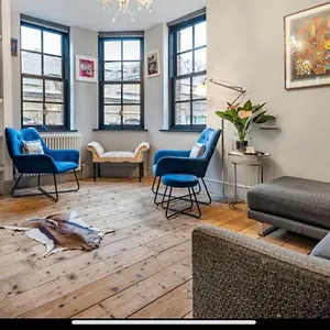 Tower Bridge, Boutique, Shad Thames Butlers Wharf Secure Parking , Balcony View Of Shard, Luxury With Van Parking Upto 4 Vans Ideal For Builders Shopfitters Secure Cctv London